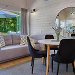 Lodge Lumi Letniskowe Z Podgrzewanym Basenem Rewal