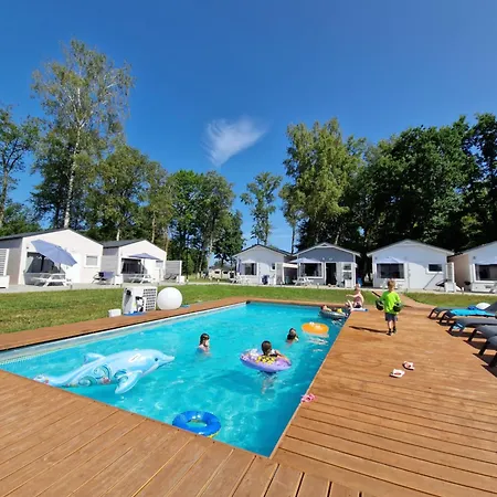 Lumi Letniskowe Z Podgrzewanym Basenem 別荘 レバル